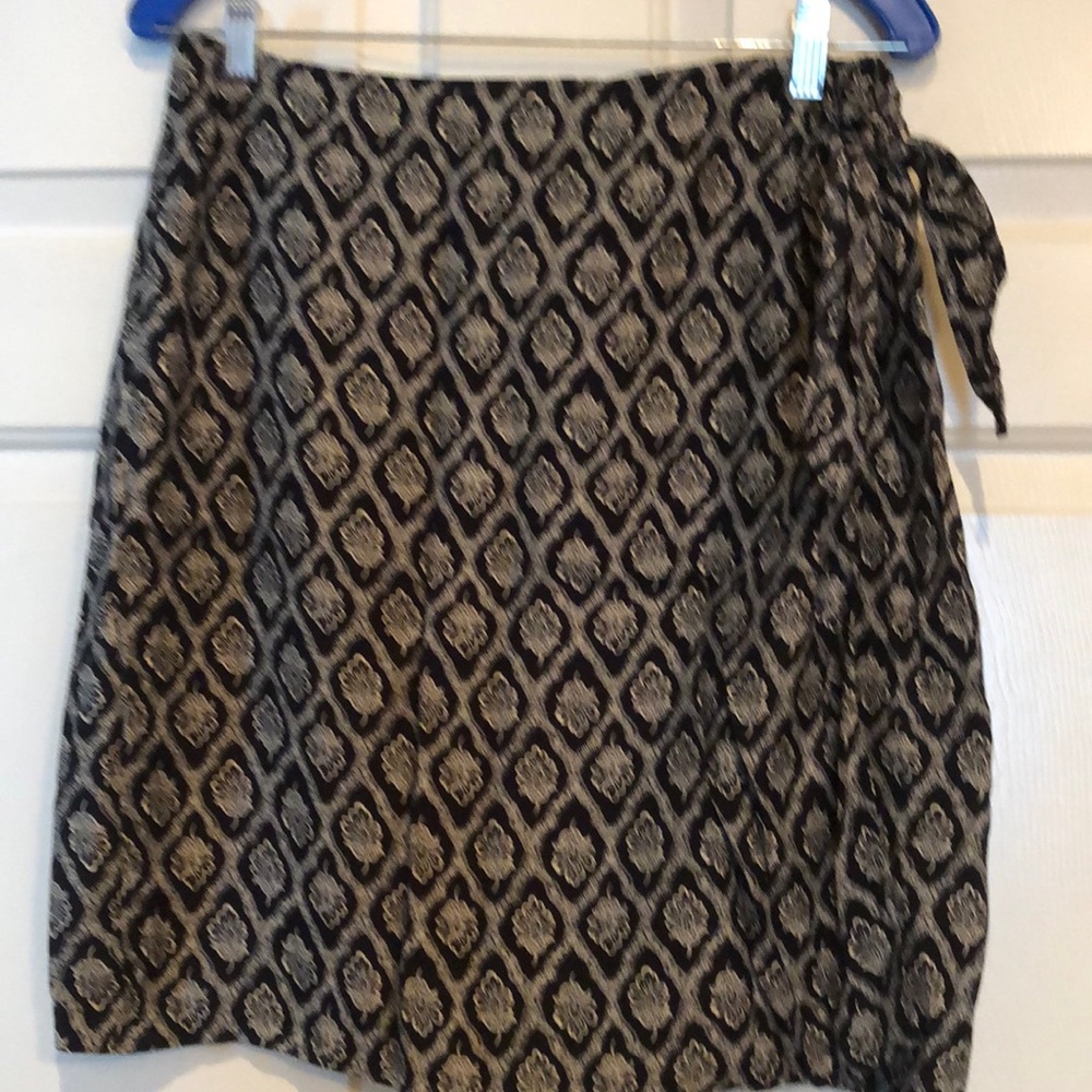 Black cream lined skirt, front outer part wraps around! Size 14, 100% Rayon